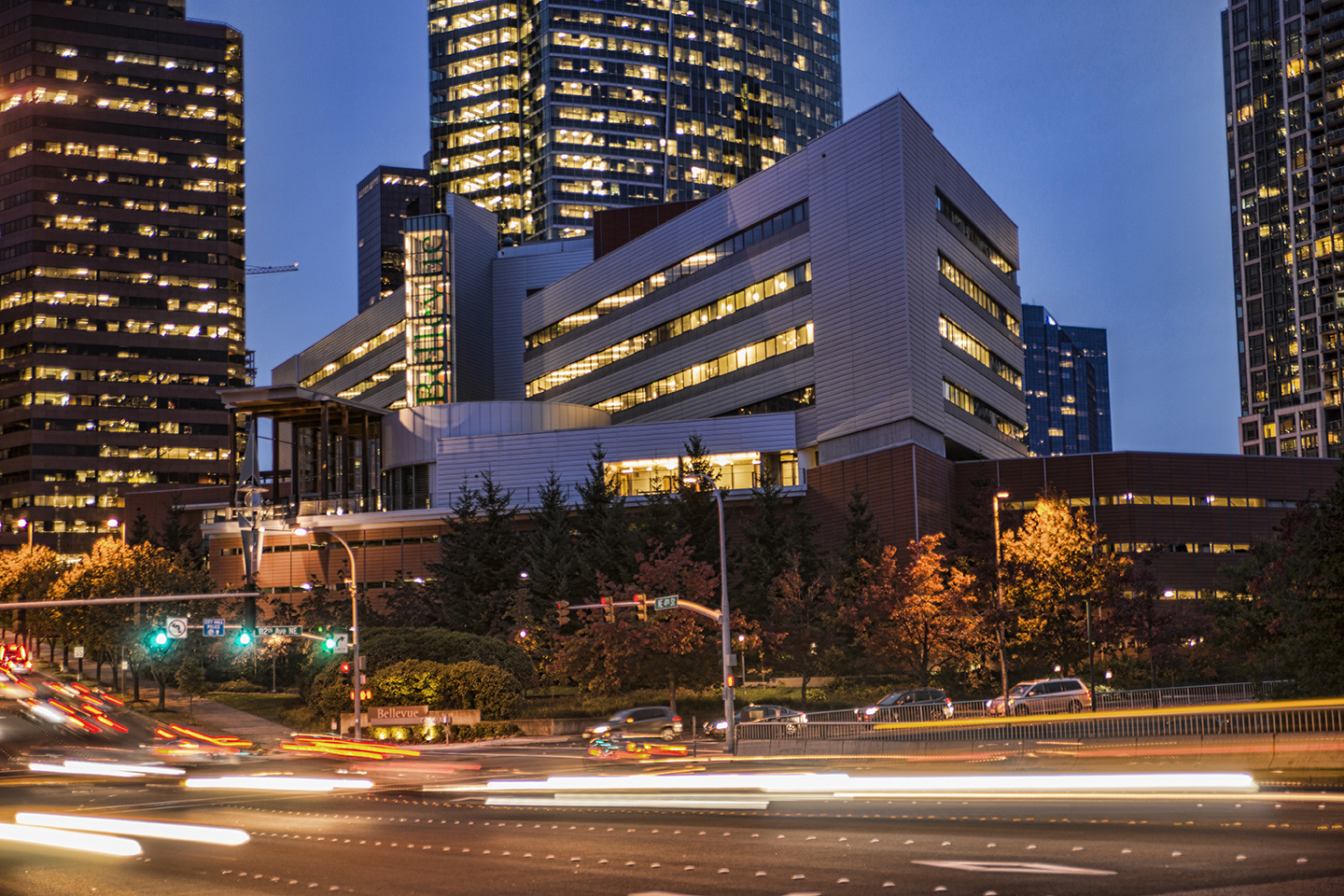 Photo of the city of Bellevue at night