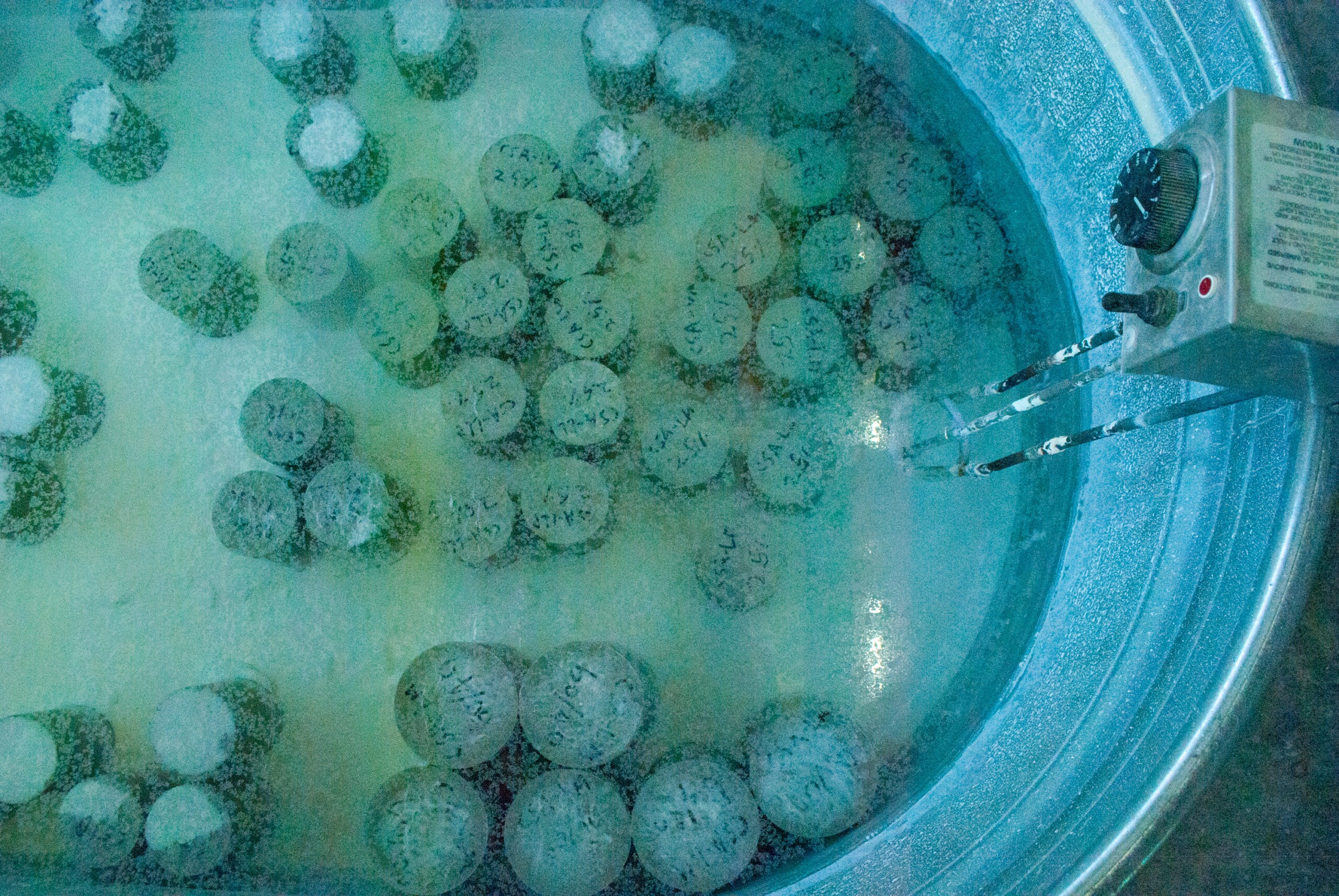 Tub of water of cylinders of concrete